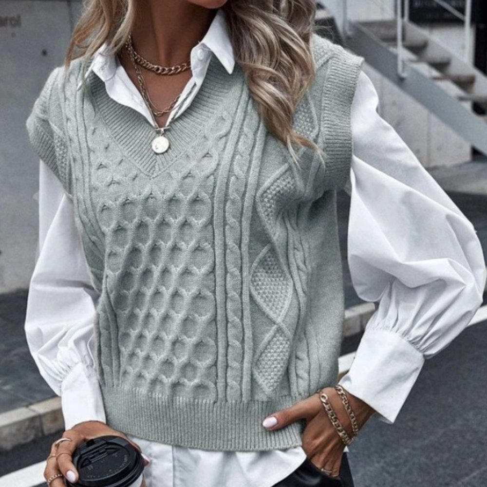 🎄NWT 🎄 Grey Crop Sweater Vest Junior L / Sz S